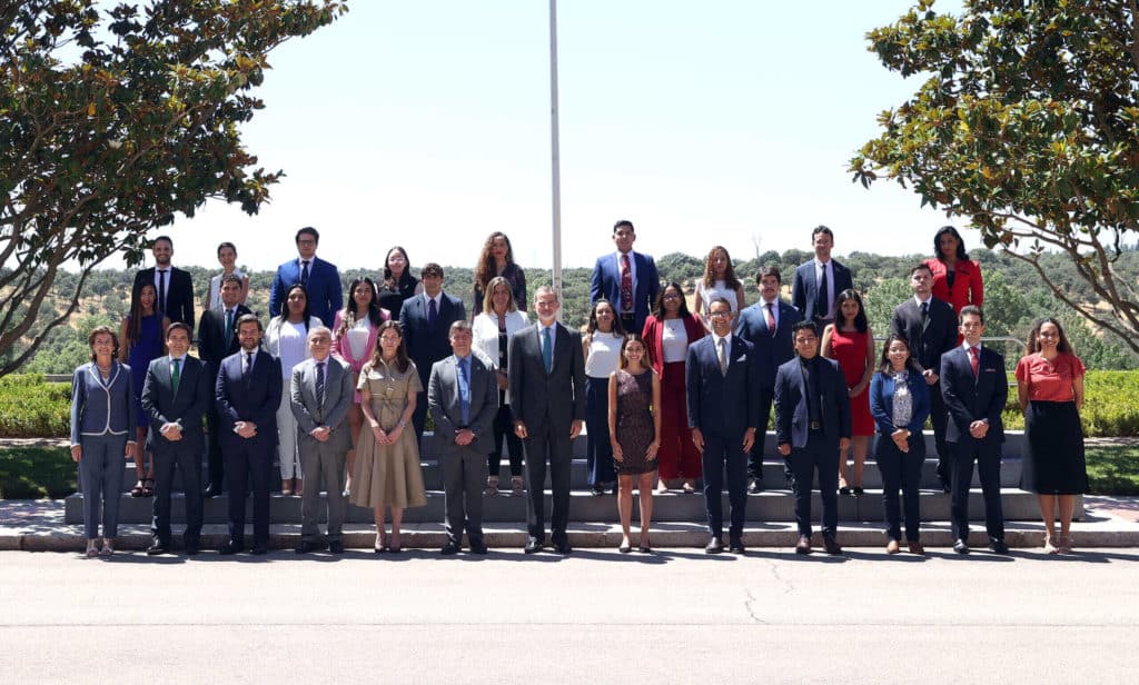 Participantes do Programa Jovens líderes Ibero-americanos e autoridades da Espanha.