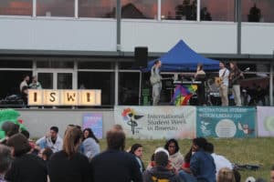 Participantes do ISWI 2023 reunidos, assistindo a banda do evento.