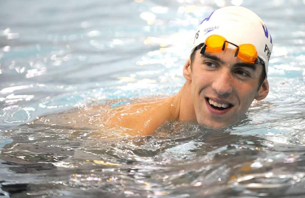 Nadador Michal Phelps na piscina.