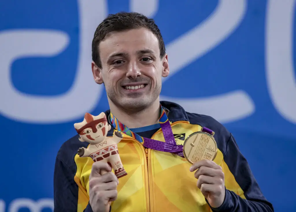 Atleta brasileiro paralímpico de natação Roberto Alcade com medalha.